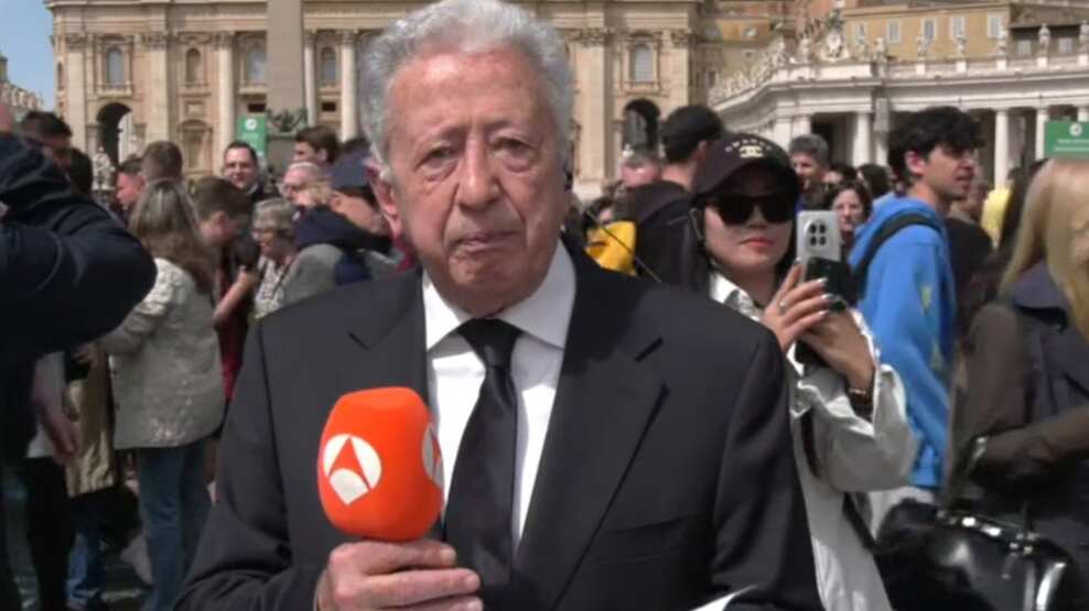 El veterano corresponsal en el Vaticano no pudo contener las lágrimas al informar sobre el fallecimiento del Papa Francisco.