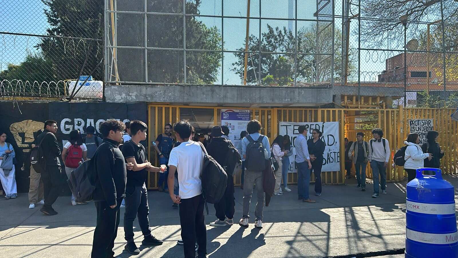 Toman instalaciones de la Prepa 5 de la UNAM Coyoacán