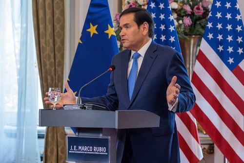 Secretario de Estados Unidos amenaza a mexicanos y realiza restricciones de visa ¿De qué se trata?