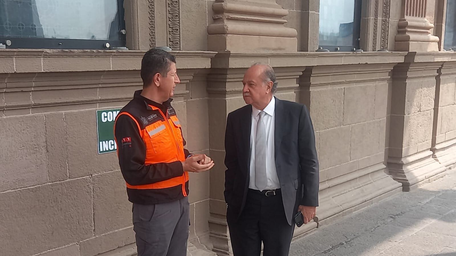 Erik Cavazos, director de Protección Civil NL y Javier Navarro, secretario general de Gobierno.