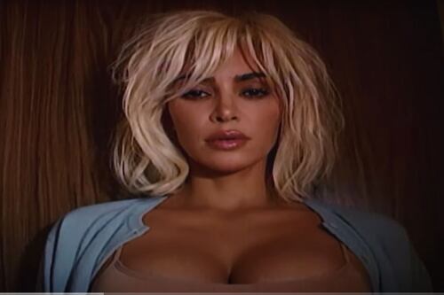 Kim Kardashian lanza su versión de “Santa Baby” y desata controversia por su video