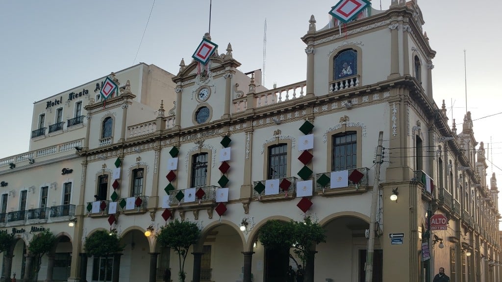 Además del acuerdo para la reparación del daño, los funcionarios no podrán salir del país por un periodo de seis meses y deberán firmar periódicamente en los juzgados.