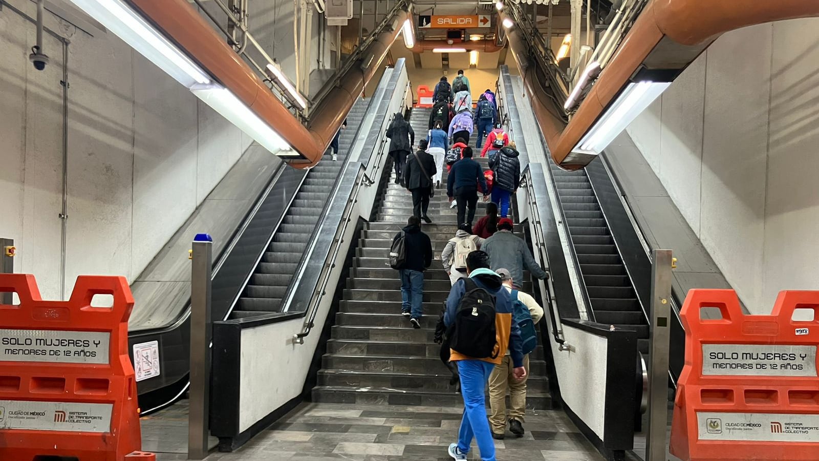 Metro escaleras eléctricas