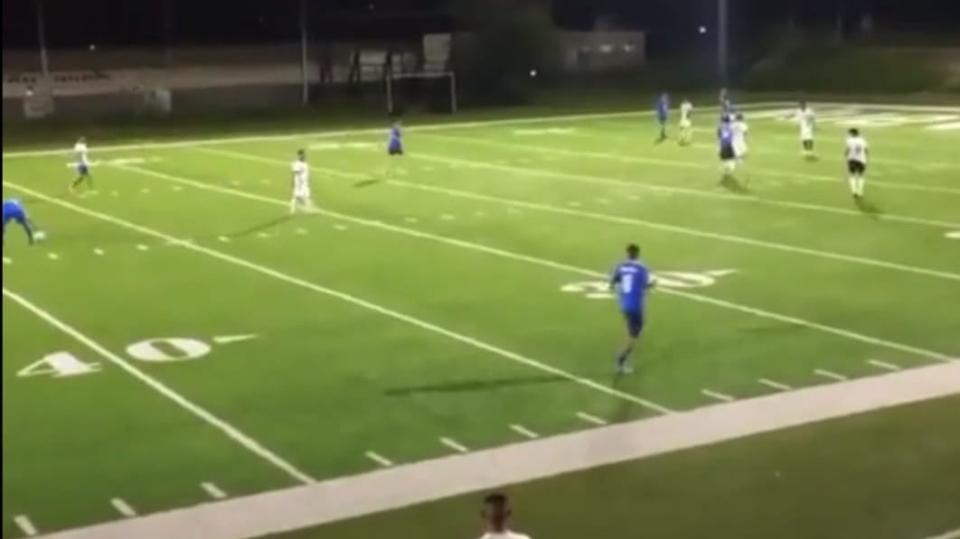 Al principio, el partido seguía su curso, pero después del cuarto tiro jugadores y asistentes corrieron a protegerse.