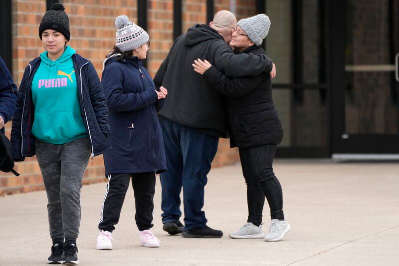 Agentes encargados de hacer cumplir la ley trabajan en la escena de un tiroteo en la Perry High School en Perry, Iowa, este jueves.