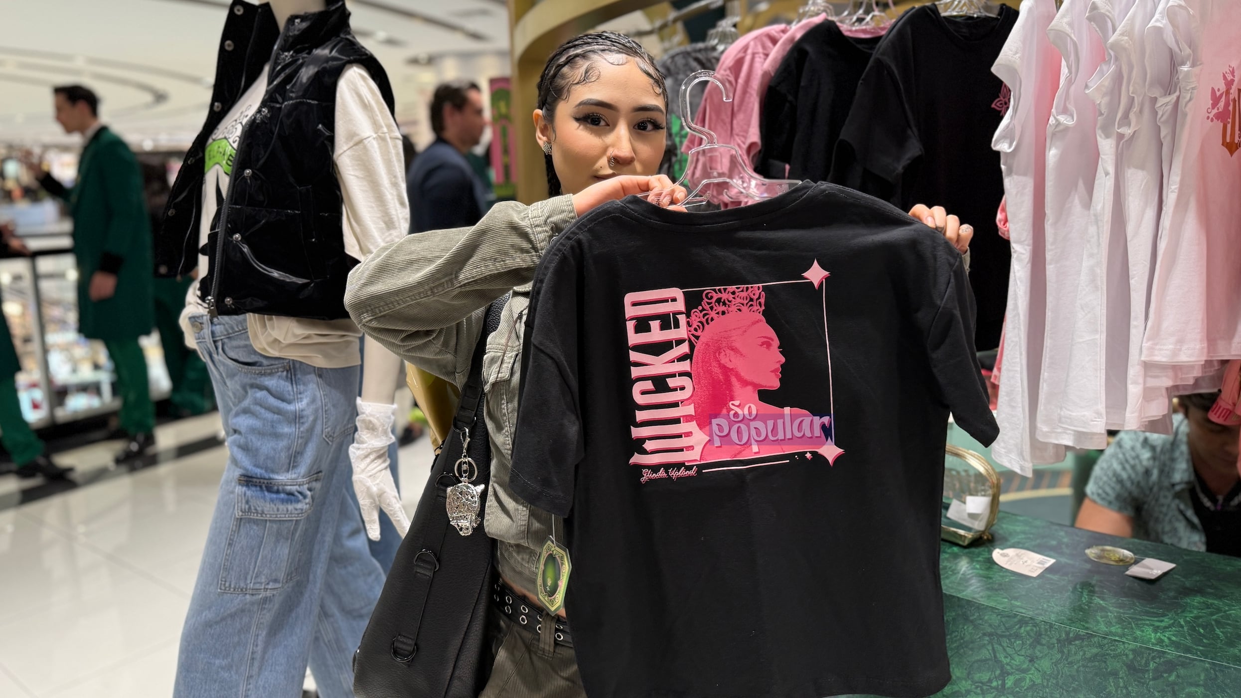 Los fans de Wicked podrán disfrutar de una colección única de más de 150 productos inspirados en la película. Con pop-up stores y vitrinas temáticas en tiendas, te transportarás al mundo de Elphaba y Glinda