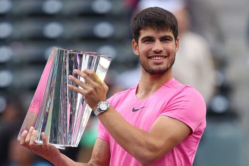 Alcaraz arrolla a Medvedev para coronarse en Indian Wells