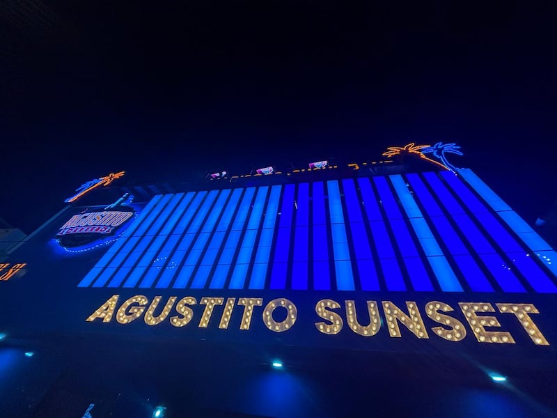 Eduin Caz celebra en Mazatlán la inauguración de la tercera sucursal de Agustito Sunset