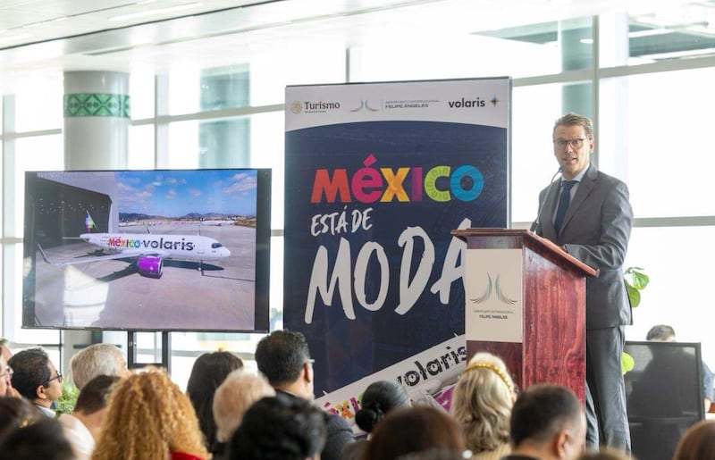 el presidente ejecutivo y director general de Volaris, Enrique Beltranena