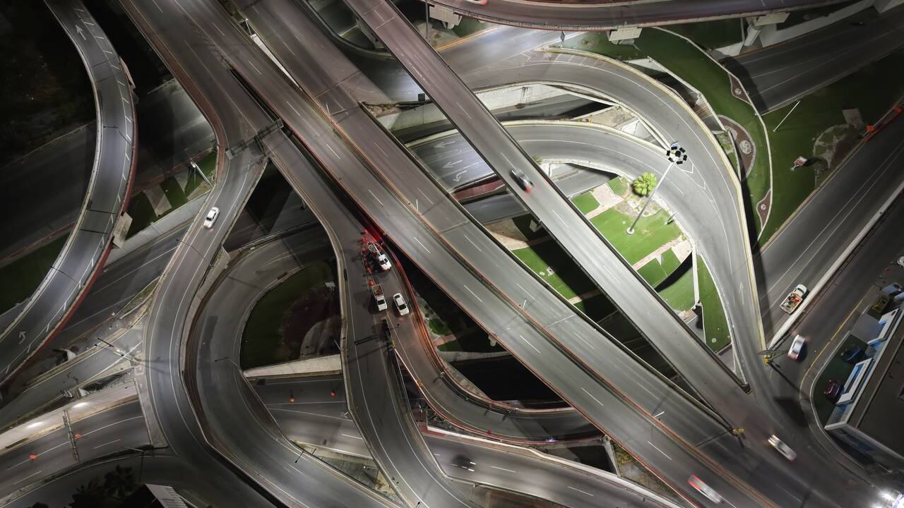 Durante la madrugada las cuadrillas pintaron 5 mil 244 metros lineales del muro que conecta las avenidas Constitución y Morones Prieto.