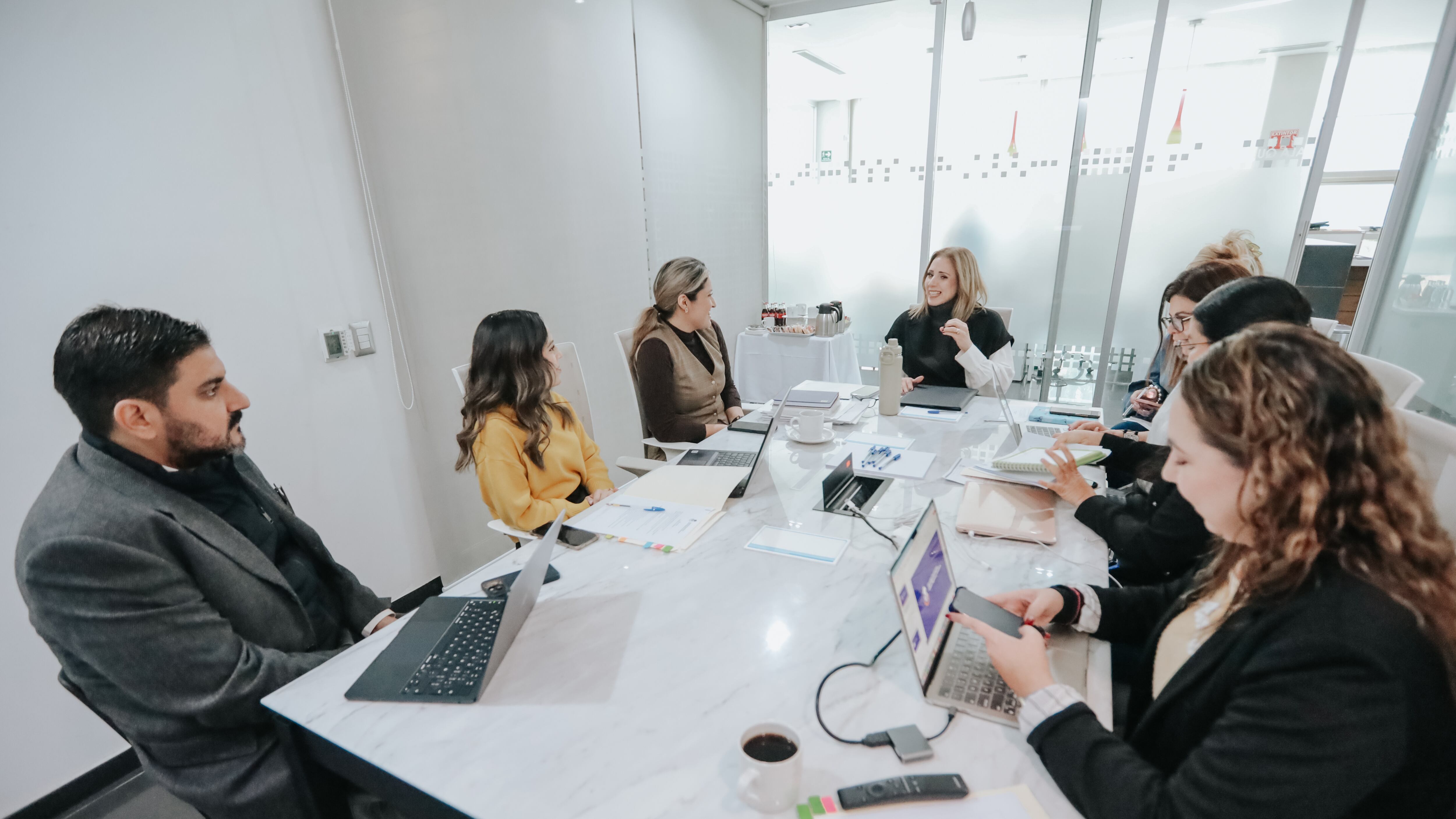 La Secretaría de Igualdad Sustantiva entre Mujeres y Hombres (SISEMH) del Gobierno de Jalisco ha reforzado su colaboración con la Fiscalía del Estado para consolidar estrategias efectivas que combatan la violencia de género y promuevan una cultura de paz en la entidad.