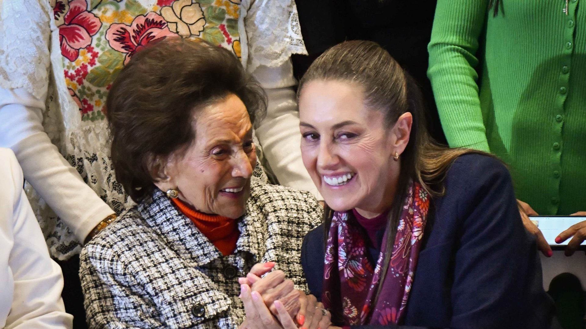 Claudia Sheinbaum, candidata a la presidencia por la coalición "Sigamos Haciendo Historia" e Ifigenia Martínez.