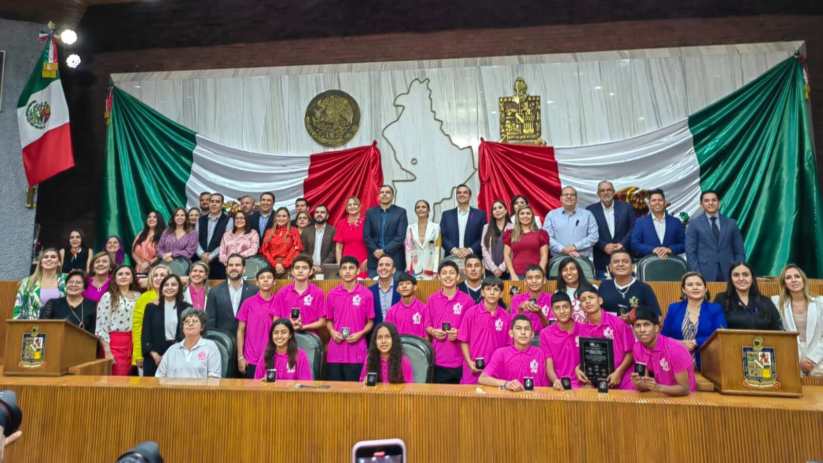 Los jóvenes obtuvieron el reconocimiento de legisladores locales.
