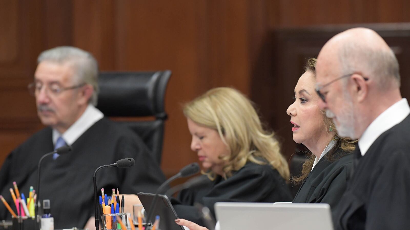 La bolsa de Navidad de los ministros de la Suprema Corte equivale al aguinaldo de 73 trabajadores, quienes se conformarán con un promedio 8 mil pesos, menos impuestos.