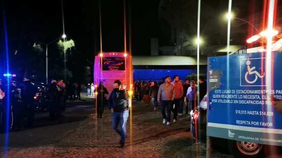 Los camiones con los aficionados del Atlas arribaron a la explanada del Estadio Jalisco.