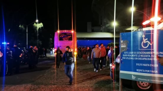Los camiones con los aficionados del Atlas arribaron a la explanada del Estadio Jalisco.