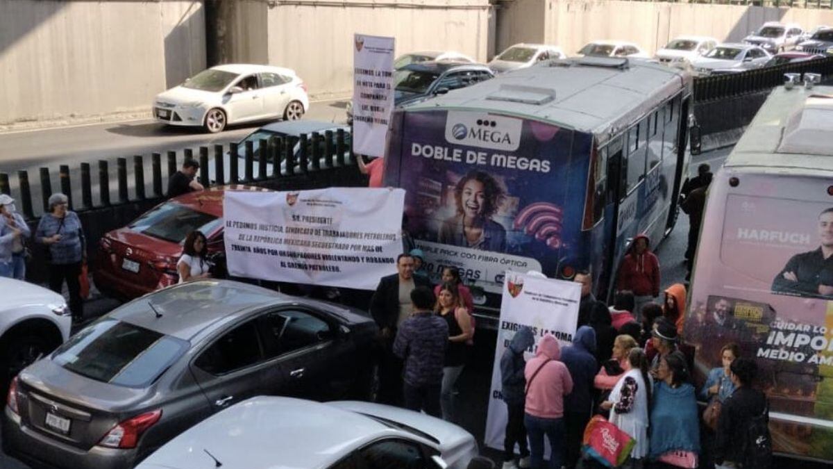 Periférico: Bloqueo de trabajadores de Pemex y atropello de trabajador de limpia colapsan vialidad