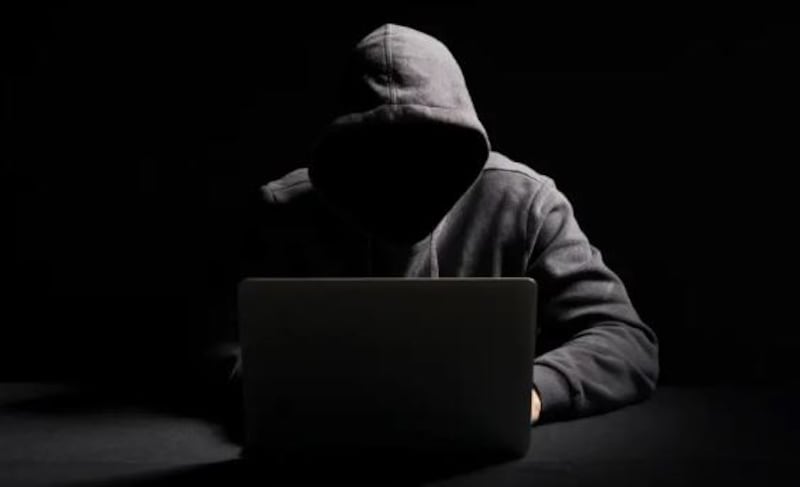 Los estafadores que sacrifican cerdos están por todas partes en Facebook, LinkedIn, WhatsApp y aplicaciones de citas como Tinder y Bumble.| Foto: Imágenes de Getty/iStockphoto