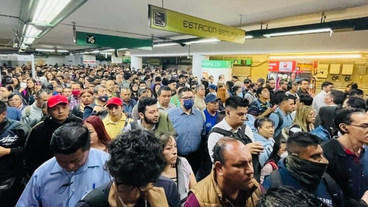 Retrasos en la Línea 8 del Metro CDMX.