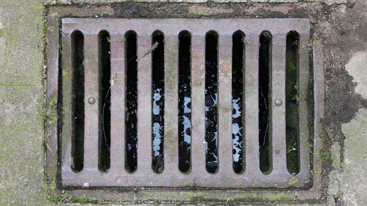 Vecinos de Gustavo A. Madero protestan por fuerte olor a gasolina en drenaje y síntomas de intoxicación