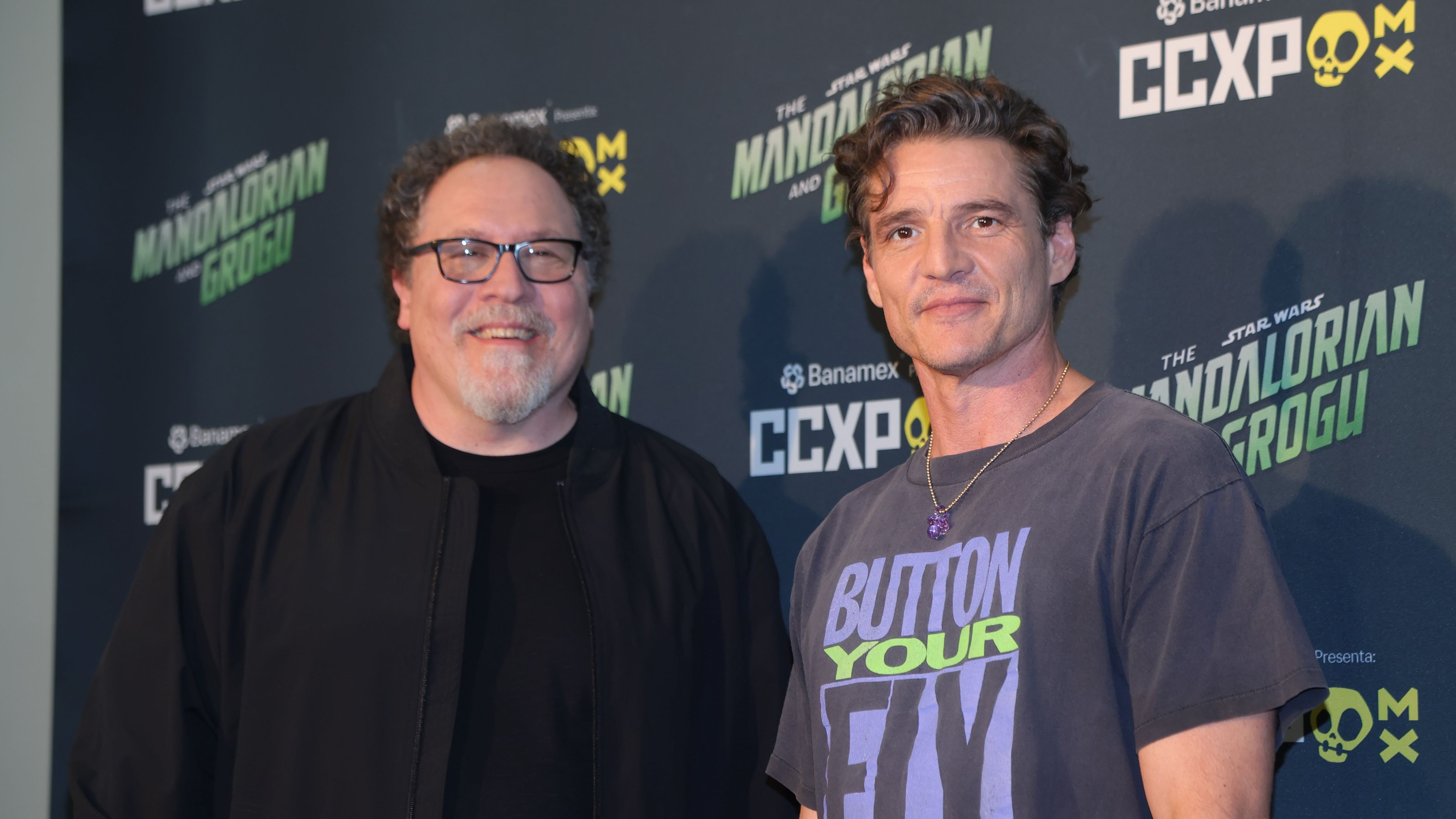 El director Jon Favreau y el actor Pedro Pascal durante el photocall de la película de Disney "The Mandalorian and Grogu", como parte de las actividades de la CCXPMX en su tercer día