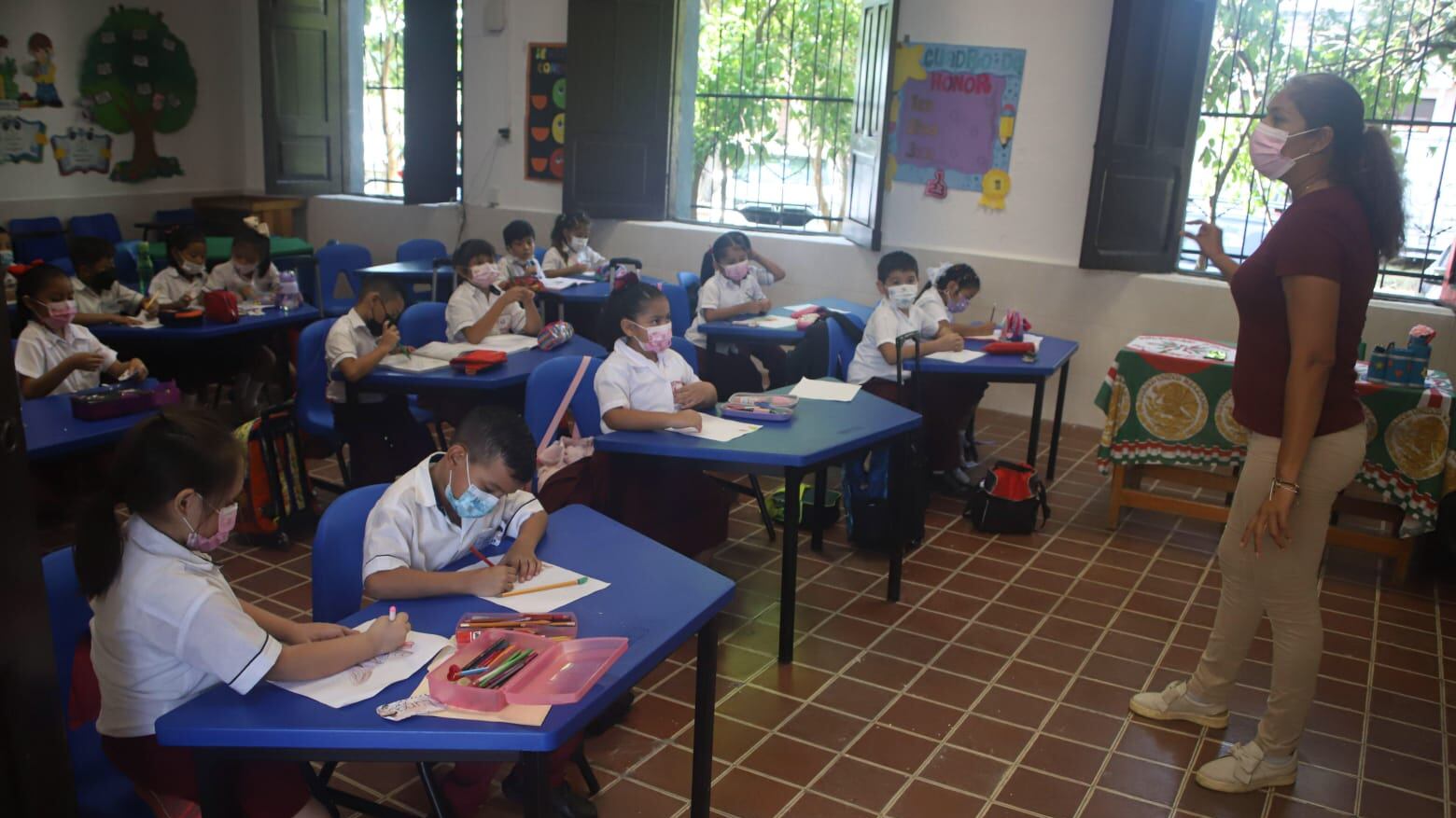 En total son mil 394 las aulas que deben cambiarse a edificios de concreto.