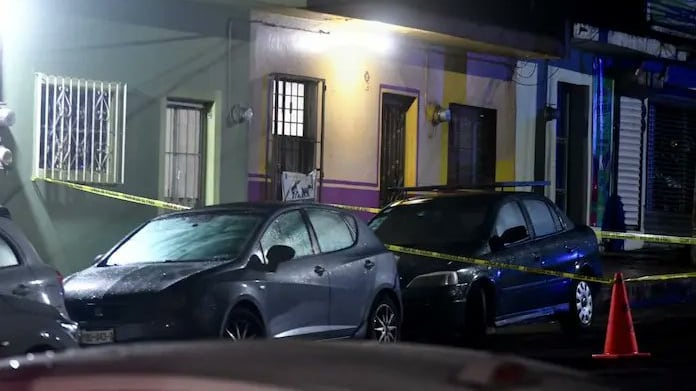 La gobernadora Rocío Nahle confirmó que la agresión ocurrió en el exterior de la vivienda, mientras la Fiscalía del estado inició una investigación