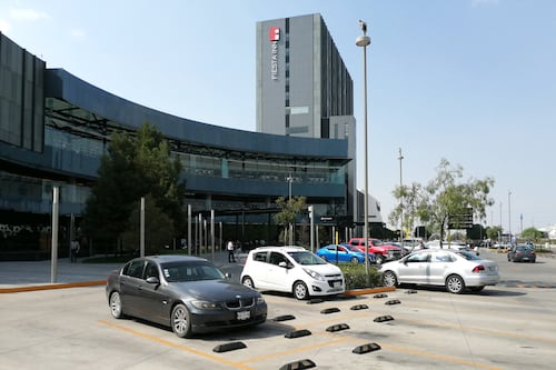 “Cada plaza cobra lo que quiere”: buscan que estacionamientos den 2 horas gratis y seguro contra daños