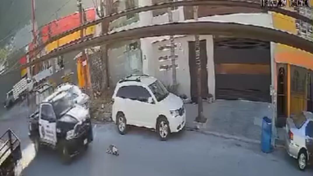 Incluso se ve en el video que la patrulla acelera para atropellar al lomito.