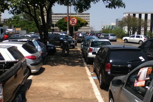 ¿Dónde NO debes estacionar tu auto según el reglamento?