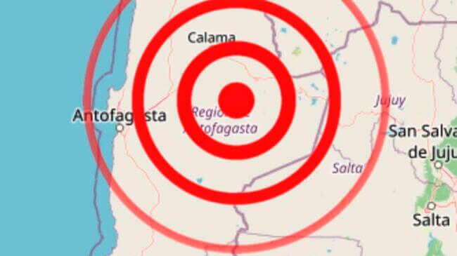 Un temblor de 5,4 grados de magnitud según la escala ritcher se registró en la región de Antofagasta, específicamente a 46 kilómetros al este de Sierra Gorda.
A las 00:31 horas de este sábado se produjo el movimiento telúrico, alcanzando una profundidad de 98 kilómetros, según informó el Centro Sismológico Nacional de la Universidad de Chile. Posteriormente, el organismo detalló que se constató otro sismo de 2,7 grados a las 00:55 horas en la misma zona.
Desde la Oficina Nacional de Emergencia (Onemi) calificaron primer temblor como de mediana intensidad, e informaron que "a través del Sistema Nacional de Prevención y Respuesta ante Desastres se evalúan eventuales daños a personas, alteración a servicios básicos o infraestructura".
Asimismo, se señaló que las intensidades en la escala de Mercalli fueron de V grados en comunas como San Pedro de Atacama, María Elena y Sierra Gorda, mientras que en Calama, Ollague y Toconao fue de IV, y en Antofagasta y Mejillones de III.
Por su parte, el Servicio Hidrográfico y Oceanográfico de la Armada (SHOA) indicó que "las características del sismo NO reúnen las condiciones necesarias para generar un tsunami en las costas de Chile".