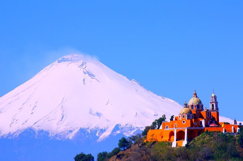 Conoce más de la historia de la ciudad con un Tour que te lleve a conocer Cholula y Atlixco, desde 321 pesos por persona reservando con Despegar.