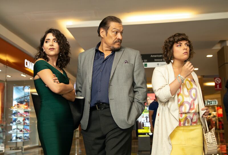 Después de interpretar a tipos rudos y de cuidado como El Cochiloco (El Infierno, 2010) y Don Neto (Narcos, 2018), regresa en la piel de un divertido estafador.