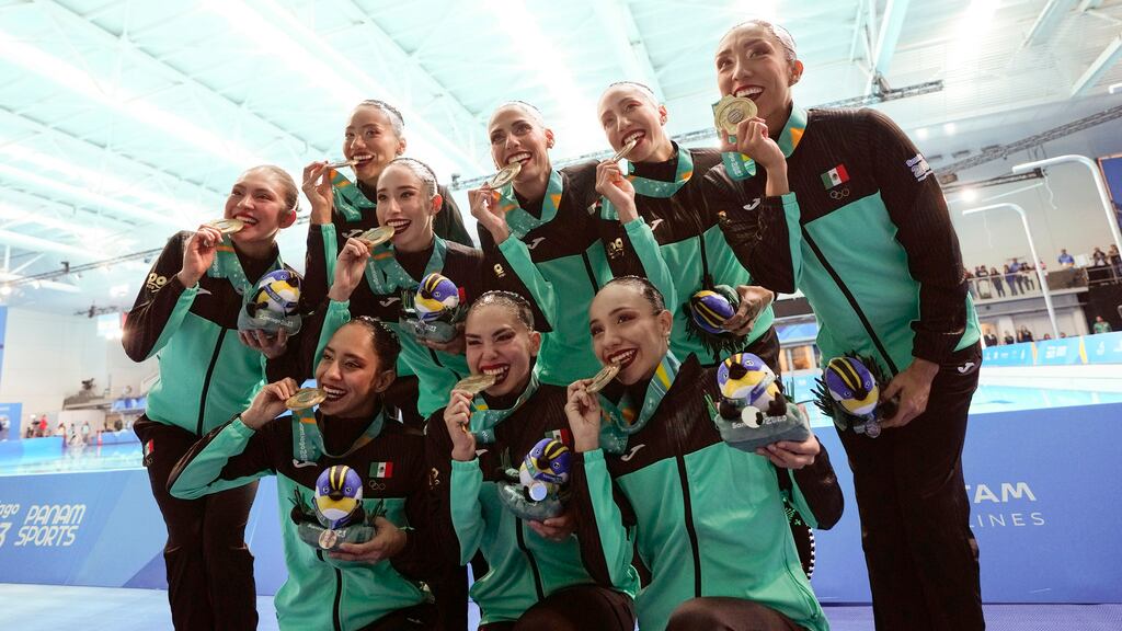 El equipo de México celebra con sus medallas tras ganar en la natación artística en los Juegos Panamericanos en Santiago, el viernes 3 de noviembre de 2023. (AP Foto/Matías Delacroix)