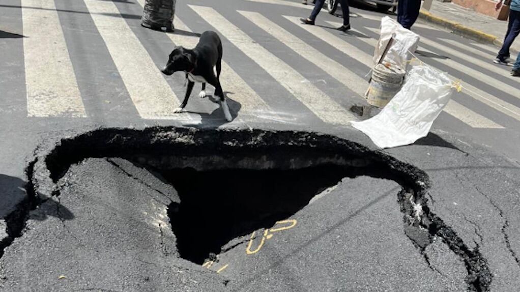 Un socavón se abrió en la colonia Roma Norte.