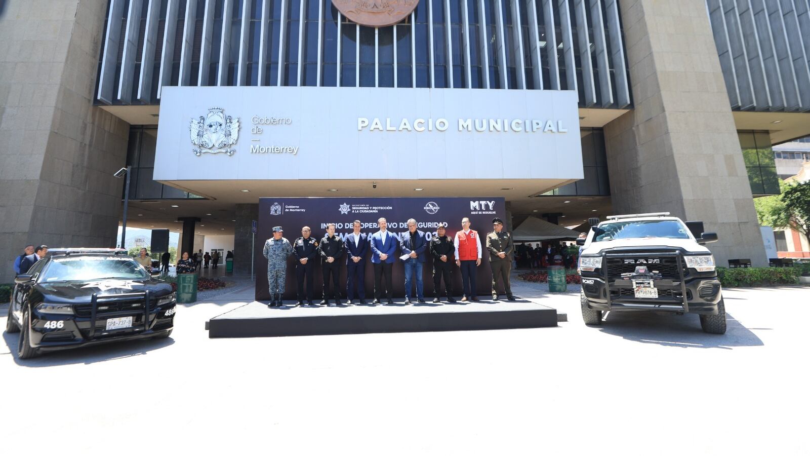 El alcalde Adrián de la Garza encabezó a las autoridades que presentaron el operativo.