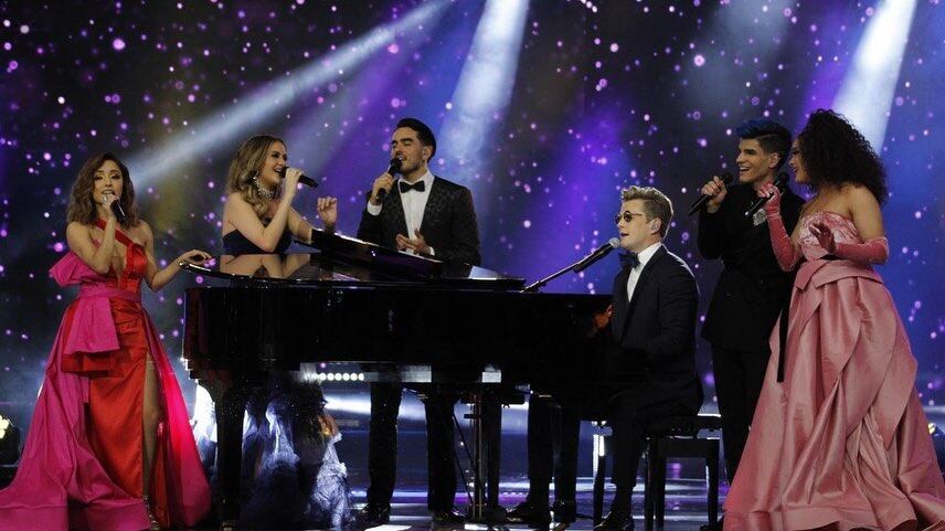 Alexander Acha cantando junto a los finalistas