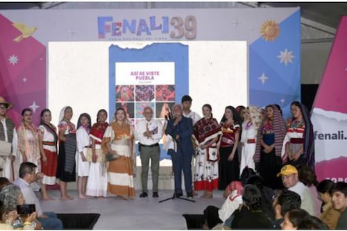 Presentan Así se viste Puebla, del maestro Elías Guerra en la FENALI 39
