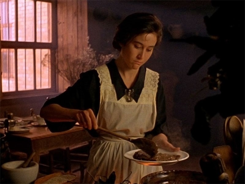 La experiencia sensorial que ofrece Tahona Mezcal Room celebra lo mejor de México: su cine, su bebida nacional y el talento de quienes han sabido preservar las tradiciones con orgullo y creatividad
