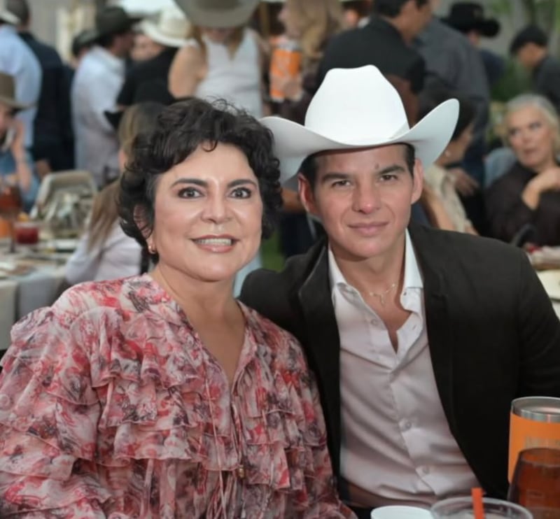 Numerosos políticos y amigos festejaron a Mike Flores por su cumpleaños el pasado fin de semana.