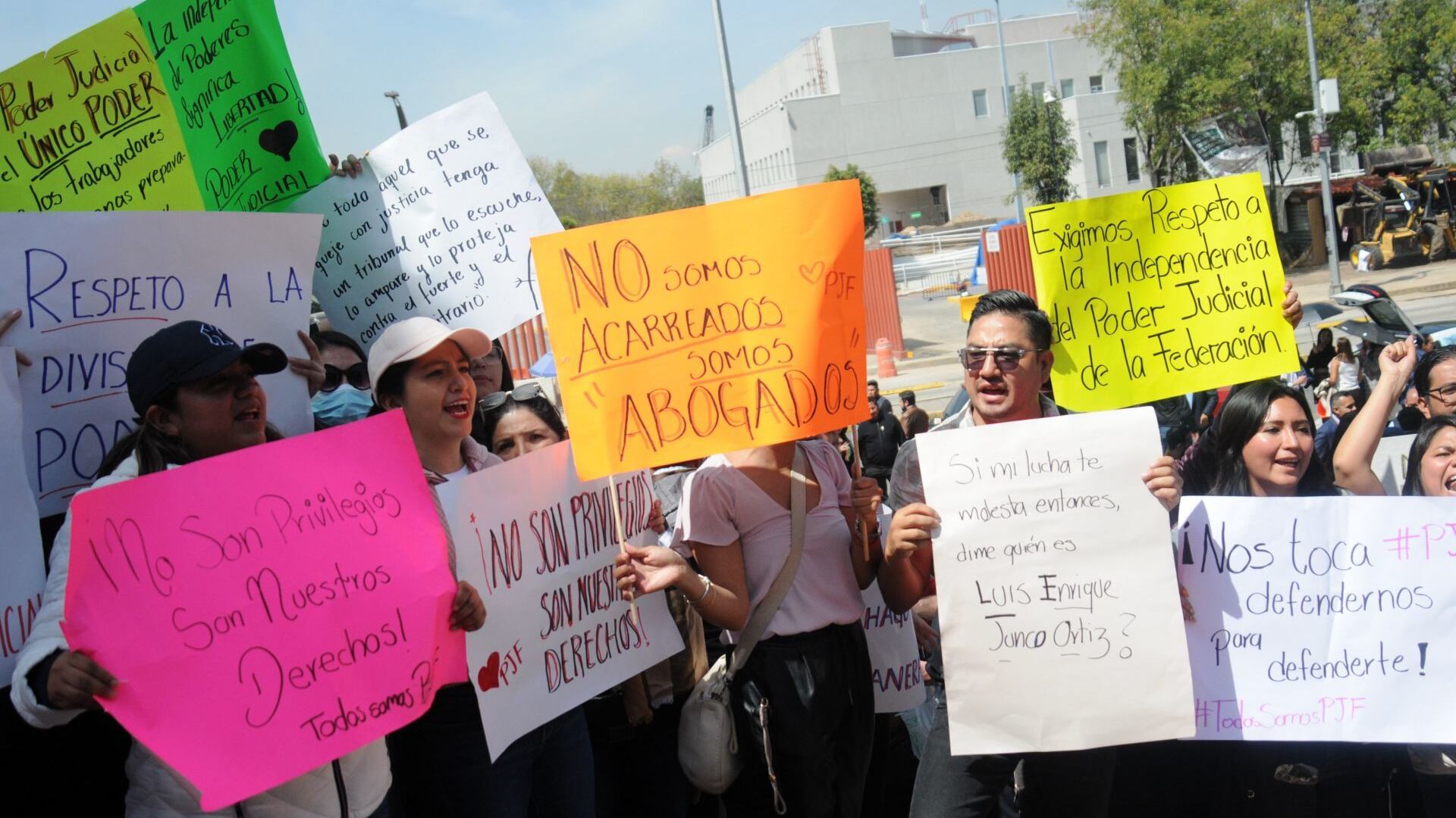 Los trabajadores sindicalizados del Poder Judicial se manifiestan afuera del edificio sede de San Lázaro después de que en la Cámara de Diputados se votara a favor de eliminar 13 fideicomisos.