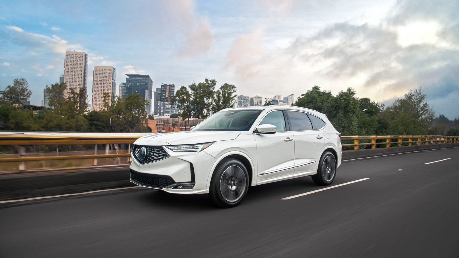 La MDX presenta mejoras en su diseño, y una nueva interfaz de pantalla táctil de 12.3 pulgadas.