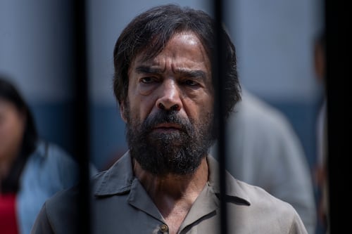 “La violencia no se glorifica, se cuestiona”: Damián Alcázar estrena la serie El Mochaorejas