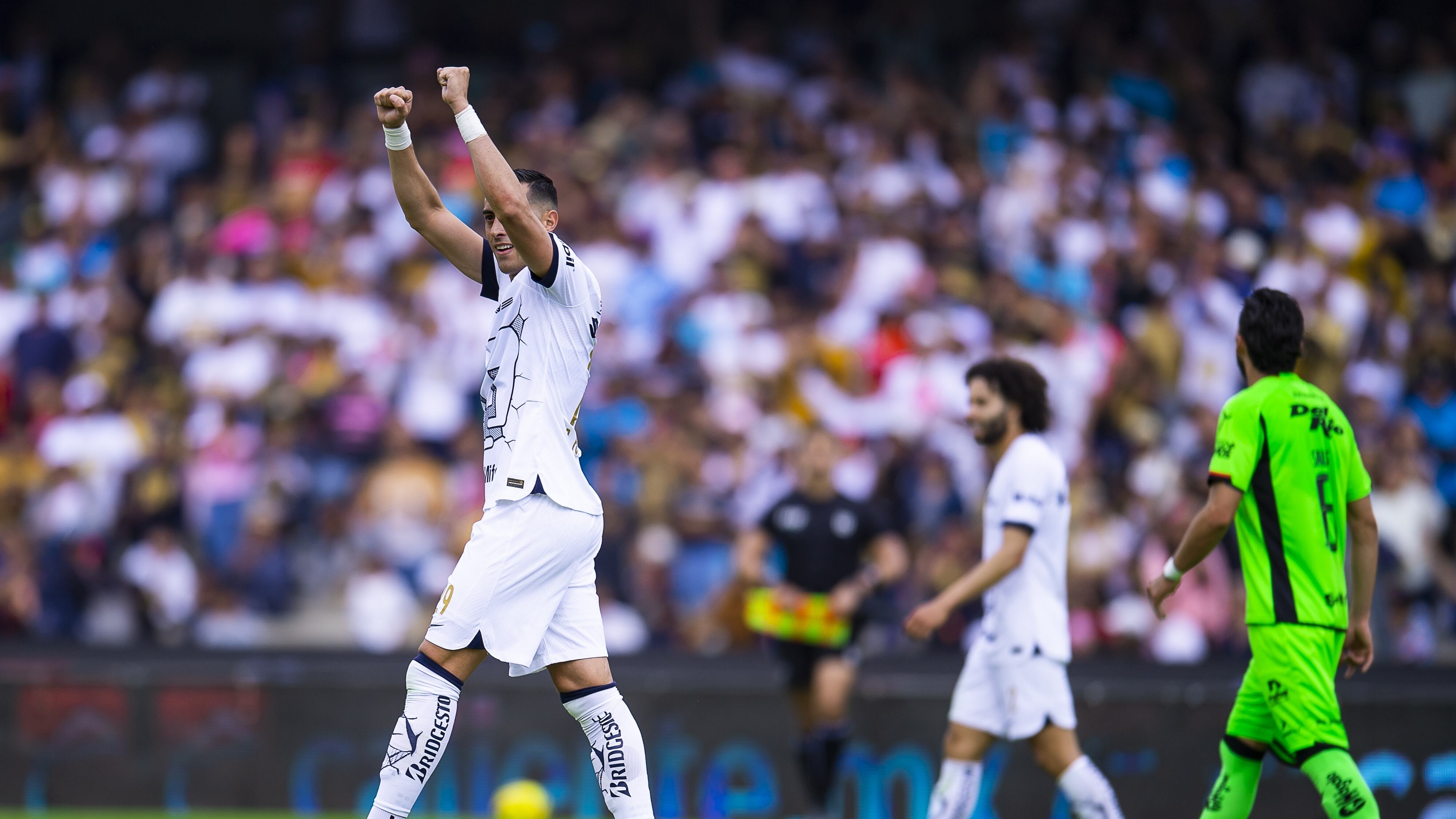 Funes Mori debutó con Pumas en el Estadio Olímpico Universitario.