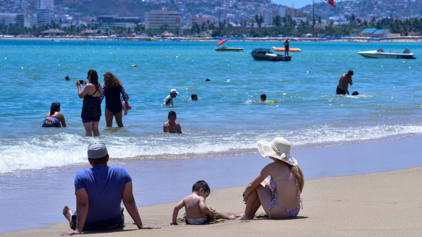 Las aglomeraciones y las condiciones higiénicas de playas y albercas juegan un papel importante en la salud.