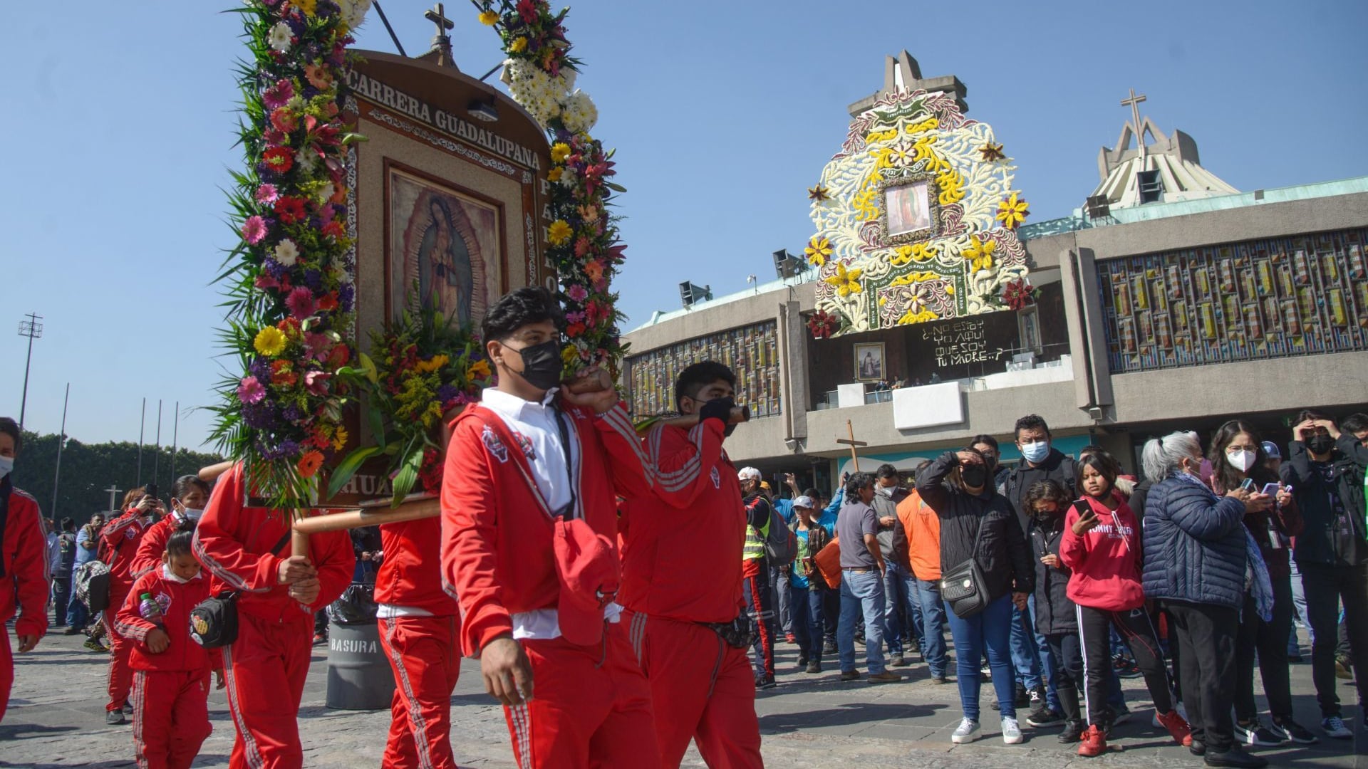 Miles de peregrinos de diferentes estados del País continúan llegando a la Basílica de Guadalupe, a pocos días del aniversario de la aparición de la Virgen de Guadalupe en el Tepeyac.