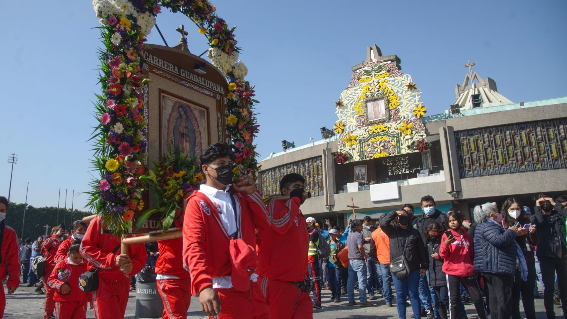 Miles de peregrinos de diferentes estados del País continúan llegando a la Basílica de Guadalupe, a pocos días del aniversario de la aparición de la Virgen de Guadalupe en el Tepeyac.