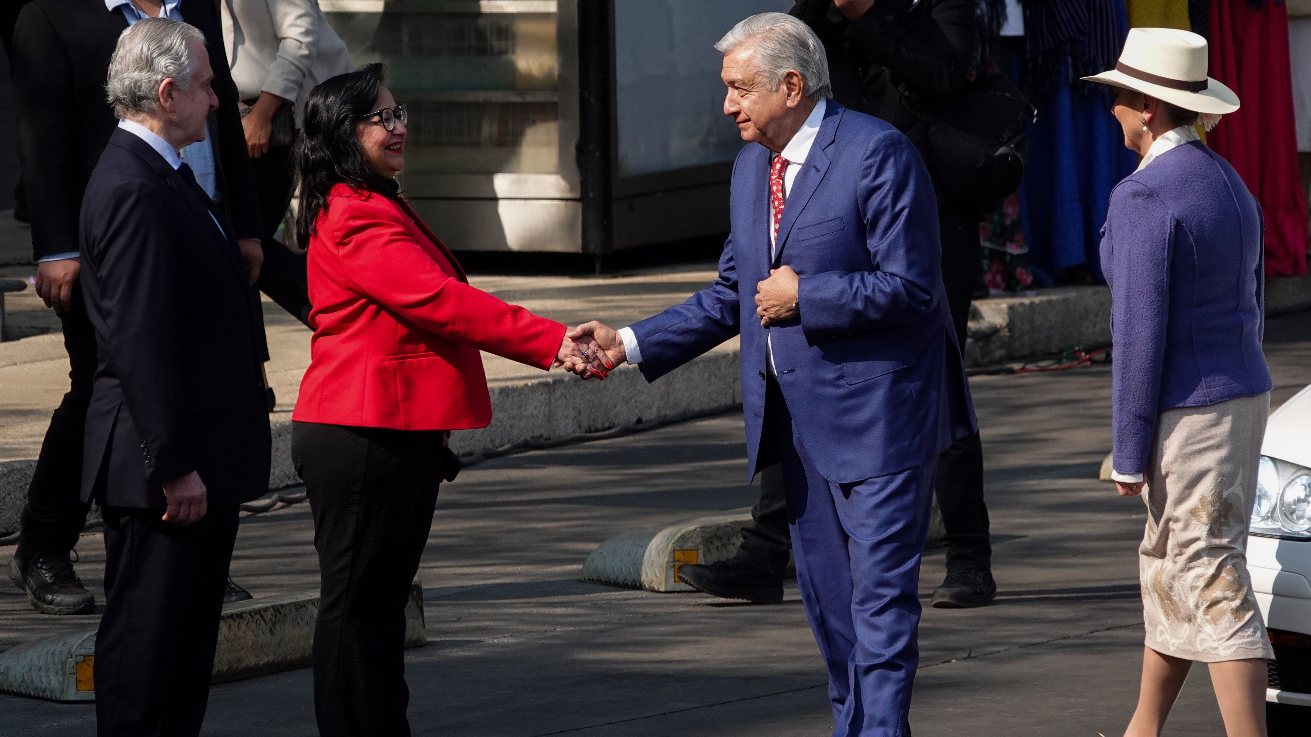 CIUDAD DE MÉXICO, 09FEBRERO2023.- Andrés Manuel López Obrador, presidente de México, acompañado por Beatriz Gutiérrez Müller, investigadora y primera dama, así como de: Luis Cresencio Sandoval, secretario de la Defensa Nacional; Rafael Ojeda, secretario de Marina; Alejandro Armenta Mier; presidente de la Mesa Directiva del Senado; Santiago Creel, presidente de la Mesa Directiva de Diputados, y Norma Lucía Piña Hernández, ministra presidenta de la Suprema Corte de Justicia de la Nación, acontecieron la representación de la Marcha de la Lealtad, hecho histórico en el que el presidente Francisco I. Madero entró hacia Palacio Nacional escoltado por cadetes del Heroico Colegio Militar en 1913.
FOTO: GALO CAÑAS/CUARTOSCURO.COM