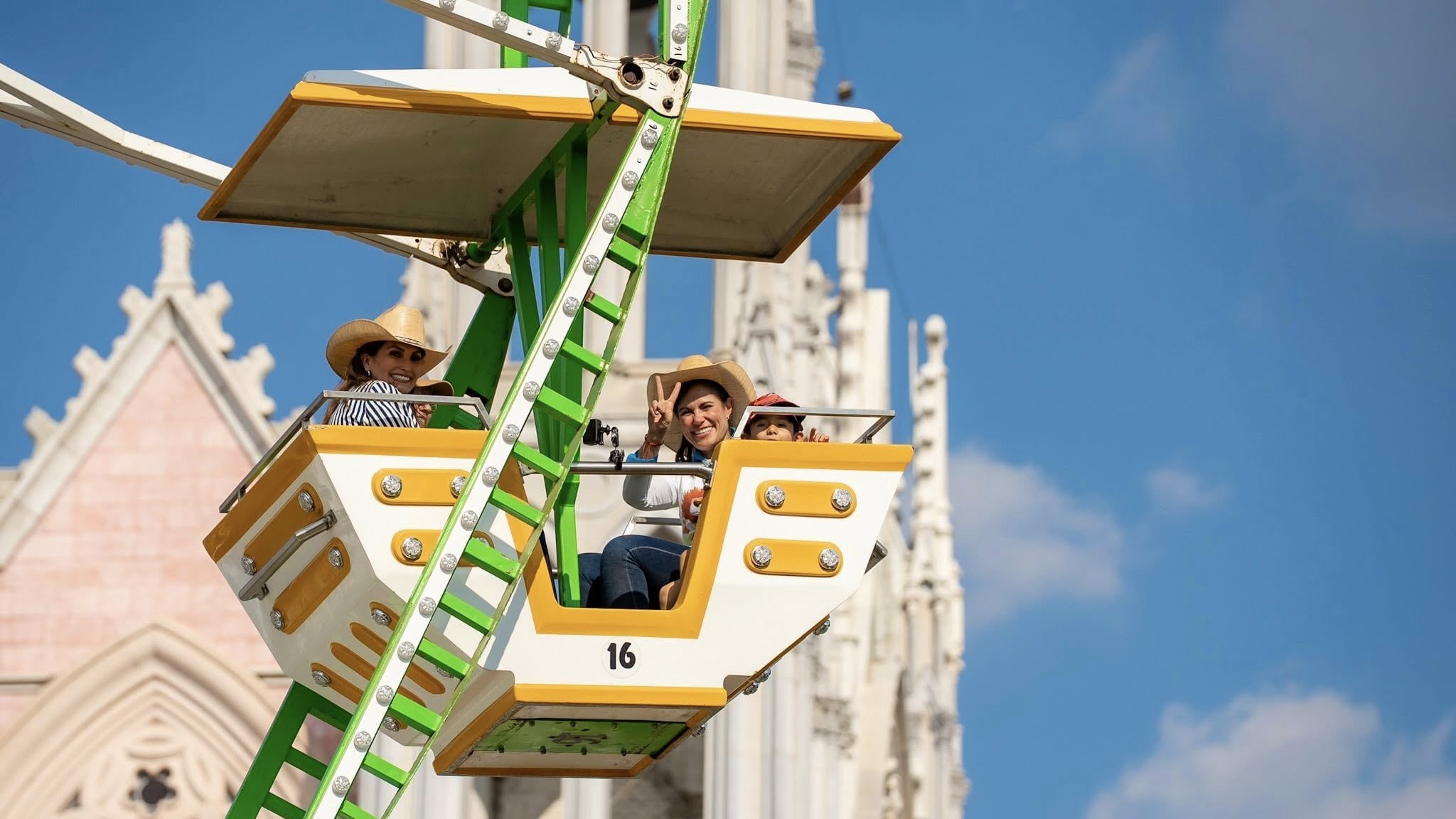 La rueda de la fortuna de acceso gratuito fue abierta al público la tarde de ayer por la alcaldesa de León, Alejandra Gutiérrez.