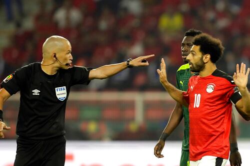 Ante tanto reclamo, árbitro ofrece tarjetas y silbato a Mohamed Salah para que él pite 